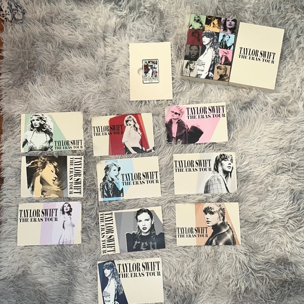 🚨TAYLOR SWIFT ERAS TOUR COLLECTIBLES - PIN AND POSTCARDS SET!